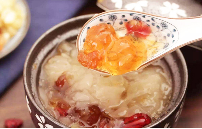 银耳桃胶红枣燕窝